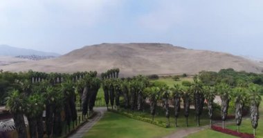 Lima, Lima - Peru - 29 Nisan 2021: Pachacamac tapınağı üzerindeki hava videosu, Lima Peru 'daki arkeolojik kompleks. İnka öncesi kültürü Ychsma olarak bilinir. Pasifik Okyanusu yakınlarında çamurdan yapılmış bir tapınak.. 