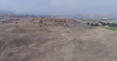 Lima, Lima - Peru - 29 Nisan 2021: Pachacamac tapınağı üzerindeki hava videosu, Lima Peru 'daki arkeolojik kompleks. İnka öncesi kültürü Ychsma olarak bilinir. Pasifik Okyanusu yakınlarında çamurdan yapılmış bir tapınak.. 