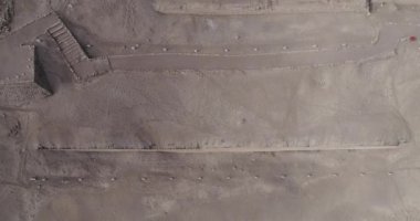 Lima, Lima - Peru - 29 Nisan 2021: Pachacamac tapınağı üzerindeki hava videosu, Lima Peru 'daki arkeolojik kompleks. İnka öncesi kültürü Ychsma olarak bilinir. Pasifik Okyanusu yakınlarında çamurdan yapılmış bir tapınak.. 