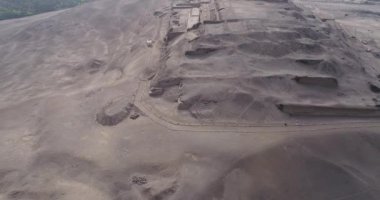 Lima, Lima - Peru - 29 Nisan 2021: Pachacamac tapınağı üzerindeki hava videosu, Lima Peru 'daki arkeolojik kompleks. İnka öncesi kültürü Ychsma olarak bilinir. Pasifik Okyanusu yakınlarında çamurdan yapılmış bir tapınak.. 