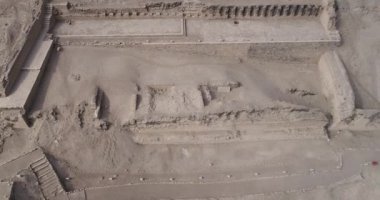 Lima, Lima - Peru - 29 Nisan 2021: Pachacamac tapınağı üzerindeki hava videosu, Lima Peru 'daki arkeolojik kompleks. İnka öncesi kültürü Ychsma olarak bilinir. Pasifik Okyanusu yakınlarında çamurdan yapılmış bir tapınak.. 