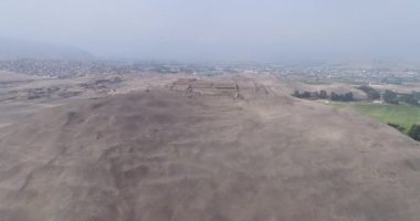 Lima, Lima - Peru - 29 Nisan 2021: Pachacamac tapınağı üzerindeki hava videosu, Lima Peru 'daki arkeolojik kompleks. İnka öncesi kültürü Ychsma olarak bilinir. Pasifik Okyanusu yakınlarında çamurdan yapılmış bir tapınak.. 