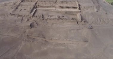 Lima, Lima - Peru - 29 Nisan 2021: Pachacamac tapınağı üzerindeki hava videosu, Lima Peru 'daki arkeolojik kompleks. İnka öncesi kültürü Ychsma olarak bilinir. Pasifik Okyanusu yakınlarında çamurdan yapılmış bir tapınak.. 