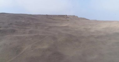 Lima, Lima - Peru - 29 Nisan 2021: Pachacamac tapınağı üzerindeki hava videosu, Lima Peru 'daki arkeolojik kompleks. İnka öncesi kültürü Ychsma olarak bilinir. Pasifik Okyanusu yakınlarında çamurdan yapılmış bir tapınak.. 