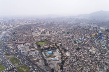 Lima, Lima - Peru - 7 Mayıs 2021: Lima Peru 'nun havadan görüntüsü. Lima 'nın şehir merkezindeki videosu, şehrin panoramik görüntüsü..