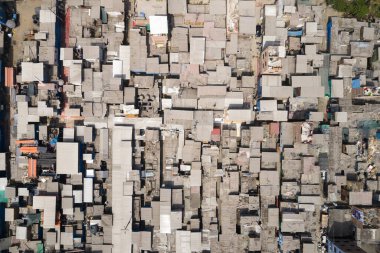 Lima, Lima - Peru - 7 Mayıs 2021: Lima 'daki Cantagallo topluluğunun hava görüntüsü. Rimac bölgesindeki Amazon gecekondu mahallesinde. Şehir merkezinde Lima 'nın videosu..