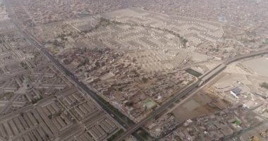 Lima, Lima - Peru - 7 Mayıs 2021: Lima Peru 'daki Presbitero Maestro Mezarlığı' nın klibi. Güney Amerika 'daki en eski batılı mezarlıklardan biri. Koloni zamanı.