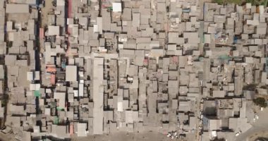 Lima, Lima - Peru - 7 Mayıs 2021: Lima 'daki Cantagallo topluluğunun hava videosu. Rimac bölgesindeki Amazon gecekondu mahallesinde. Şehir merkezinde Lima 'nın videosu..