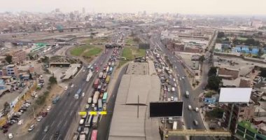 Lima 'nın şehir merkezindeki hava hızlandırılmış videosu. Eski binalar ve Panamerikan otoyolu. Lima Peru 'da yoğun bir gün..