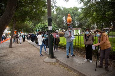 Lima, Lima - Peru - 30 Nisan 2021: Lima Peru 'da yaşlılar için COVID19 önleme aşısı. Güney Amerika 'daki yaşlılar için önlem. Korona virüsü salgınını azaltmak için aşı