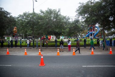 Lima, Lima - Peru - 30 Nisan 2021: Lima Peru 'da yaşlılar için COVID19 önleme aşısı. Güney Amerika 'daki yaşlılar için önlem. Korona virüsü salgınını azaltmak için aşı