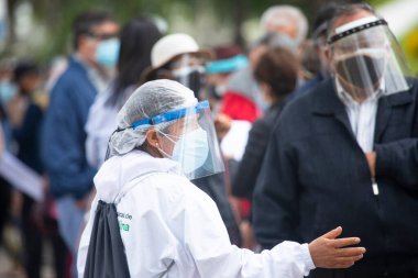 Lima, Lima - Peru - 30 Nisan 2021: Lima Peru 'da yaşlılar için COVID19 önleme aşısı. Güney Amerika 'daki yaşlılar için önlem. Korona virüsü salgınını azaltmak için aşı