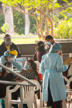 Lima, Lima - Peru - 30 Nisan 2021: Lima Peru 'da yaşlılar için COVID19 önleme aşısı. Güney Amerika 'daki yaşlılar için önlem. Korona virüsü salgınını azaltmak için aşı