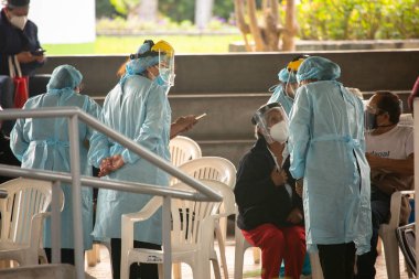 Lima, Lima - Peru - 30 Nisan 2021: Lima Peru 'da yaşlılar için COVID19 önleme aşısı. Güney Amerika 'daki yaşlılar için önlem. Korona virüsü salgınını azaltmak için aşı