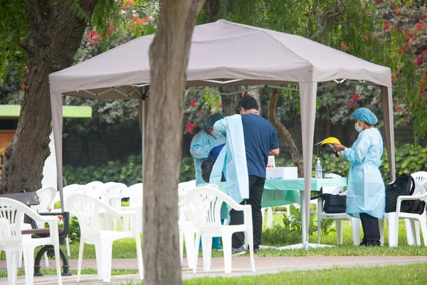 Lima, Lima - Peru - 30 Nisan 2021: Lima Peru 'da yaşlılar için COVID19 önleme aşısı. Güney Amerika 'daki yaşlılar için önlem. Korona virüsü salgınını azaltmak için aşı