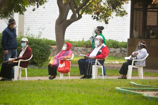 Lima, Lima - Peru - 30 Nisan 2021: Lima Peru 'da yaşlılar için COVID19 önleme aşısı. Güney Amerika 'daki yaşlılar için önlem. Korona virüsü salgınını azaltmak için aşı