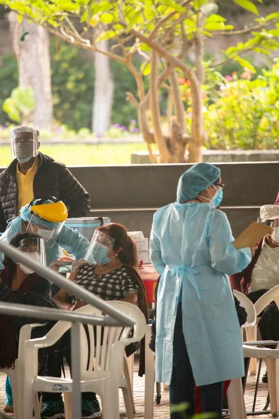 Lima, Lima - Peru - 30 Nisan 2021: Lima Peru 'da yaşlılar için COVID19 önleme aşısı. Güney Amerika 'daki yaşlılar için önlem. Korona virüsü salgınını azaltmak için aşı