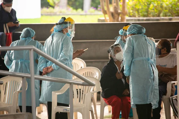 Lima, Lima - Peru - 30 Nisan 2021: Lima Peru 'da yaşlılar için COVID19 önleme aşısı. Güney Amerika 'daki yaşlılar için önlem. Korona virüsü salgınını azaltmak için aşı