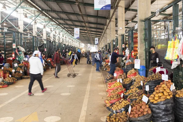 Lima, Lima - Peru - 4 Temmuz 2020: Lima Peru 'daki üretim pazarının resmi. Peru pazarında taze sebzeler.