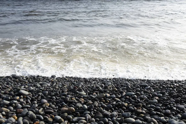 Lima Peru 'da çakıl taşlı bir sahil resmi. Peru sahillerinde boş plaj.