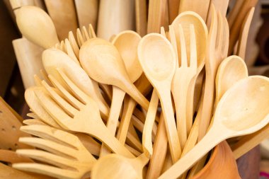 Ahşap mutfak aletleri tasviri. Geleneksel el yapımı pişirme araçları.