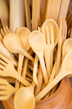 Ahşap mutfak aletleri tasviri. Geleneksel el yapımı pişirme araçları.