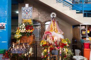 Urubamba, Cusco - Peru: 7 Ağustos 2021: Urubamba merkez pazarında bir bakirenin resmi. Piyasadaki dini imaj.