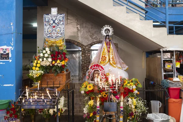 Urubamba, Cusco - Peru: 7 Ağustos 2021: Urubamba merkez pazarında bir bakirenin resmi. Piyasadaki dini imaj.