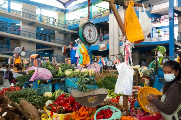 Urubamba, Cuzco - Peru - 7 Ağustos 2021: Urubamba kentindeki merkezi yerel pazarın içi. Cuzco Peru 'daki Kutsal Vadi' nin ana şehri..