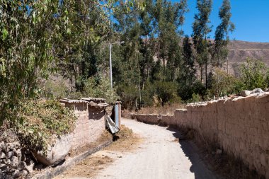 Urubamba Peru 'daki And Dağları' ndaki kırsal bir yolun görüntüsü. Peru 'nun kırsal kesimlerinde.