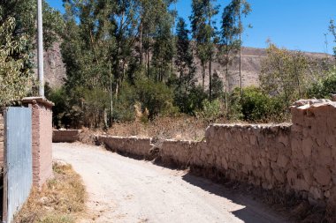 Urubamba Peru 'daki And Dağları' ndaki kırsal bir yolun görüntüsü. Peru 'nun kırsal kesimlerinde.