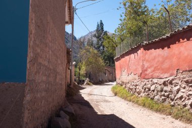 Urubamba Peru 'daki And Dağları' ndaki kırsal bir yolun görüntüsü. Peru 'nun kırsal kesimlerinde.