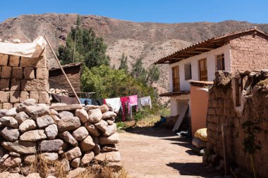 Peru And Dağları 'ndaki geleneksel bir evin resmi. Urubamba Vadisi 'ndeki kır evi..