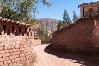 Urubamba Peru 'daki And Dağları' ndaki kırsal bir yolun görüntüsü. Peru 'nun kırsal kesimlerinde.