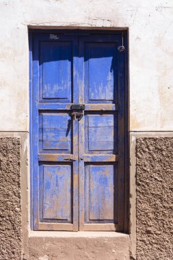 Peru And Dağları 'ndaki kırsal evdeki ahşap bir kapı. Peru 'daki kır evi..