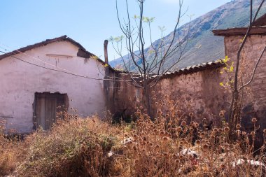 Cusco Peru 'da terk edilmiş bir evin görüntüsü. Çamur tuğlalarından yapılmış geleneksel bir ev.