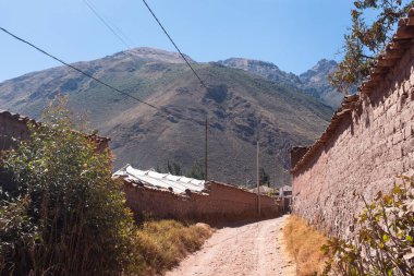 Urubamba Peru 'daki And Dağları' ndaki kırsal bir yolun görüntüsü. Peru 'nun kırsal kesimlerinde.