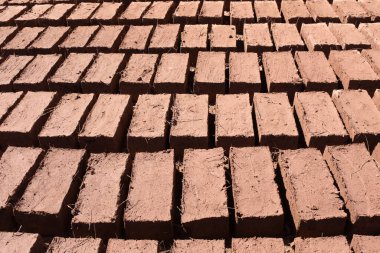 Kerpiç tuğlalarının görüntüsü. Cusco 'daki Peru And Dağları' nda çamurdan tuğlalar. 