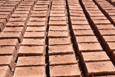 Kerpiç tuğlalarının görüntüsü. Cusco 'daki Peru And Dağları' nda çamurdan tuğlalar. 