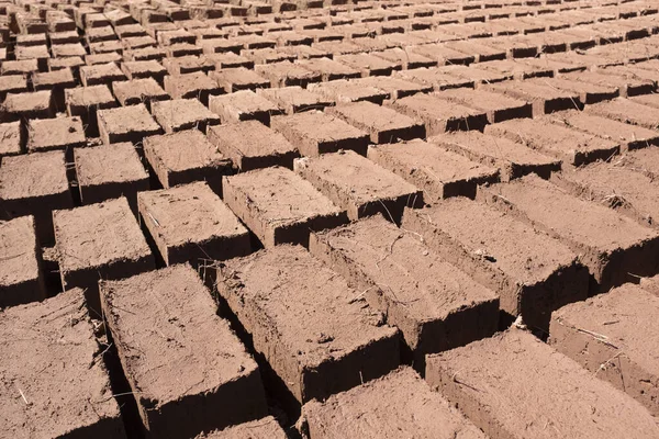 Kerpiç tuğlalarının görüntüsü. Cusco 'daki Peru And Dağları' nda çamurdan tuğlalar. 