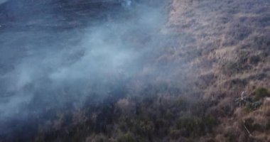 Urubamba, Cuzco 'daki Peru And Dağları' ndaki yangının videosu. Kurak mevsimde dağlarda yangın. Büyük duman bulutları.