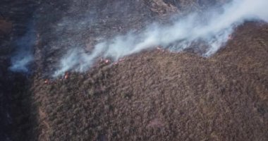 Urubamba, Cuzco 'daki Peru And Dağları' ndaki yangının videosu. Kurak mevsimde dağlarda yangın. Büyük duman bulutları.