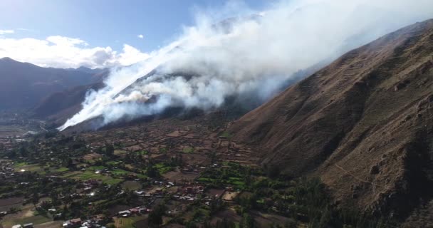 Vídeo Incendio Los Andes Peruanos Urubamba Cuzco Montañas Llamas Durante — Vídeos de Stock