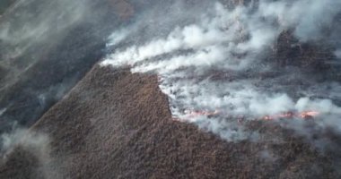 Urubamba, Cuzco 'daki Peru And Dağları' ndaki yangının videosu. Kurak mevsimde dağlarda yangın. Büyük duman bulutları.