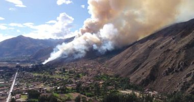 Urubamba, Cuzco 'daki Peru And Dağları' ndaki yangının videosu. Kurak mevsimde dağlarda yangın. Büyük duman bulutları.