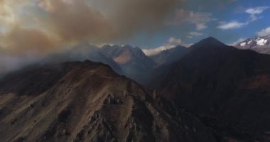 Urubamba, Cuzco 'daki Peru And Dağları' ndaki yangının videosu. Kurak mevsimde dağlarda yangın. Büyük duman bulutları.