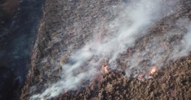 クスコのウルバンバのペルーアンデスでの火災のビデオ 乾季の山火事 巨大な煙雲 — ストック動画