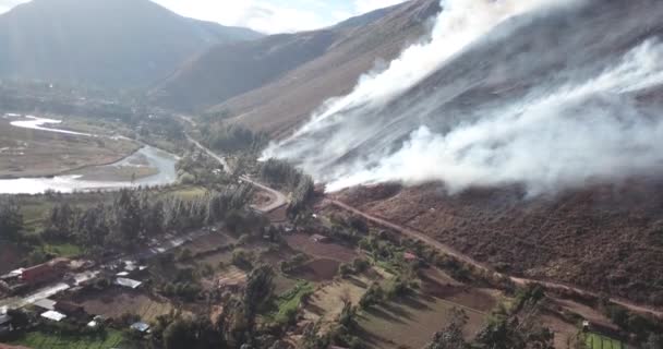 Video Brand Peruanska Anderna Urubamba Cuzco Brinnande Berg Torrperioden Stora — Stockvideo