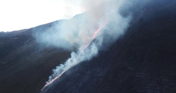 库斯科 乌鲁班巴 秘鲁安第斯山脉起火的录像 旱季山火熊熊燃烧 巨大的烟云 — 图库视频影像