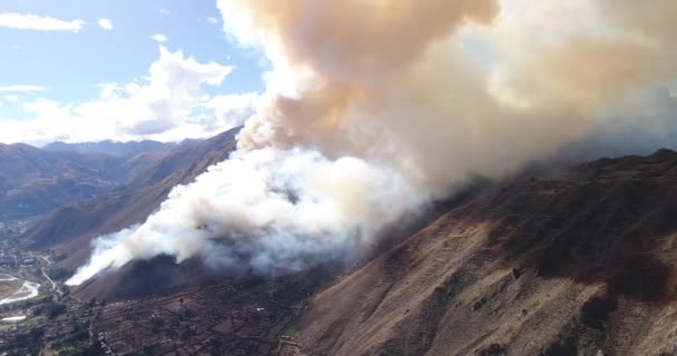 Nagranie Pożaru Andach Peruwiańskich Urubambie Cuzco Góry Ogniu Porze Suchej — Wideo stockowe